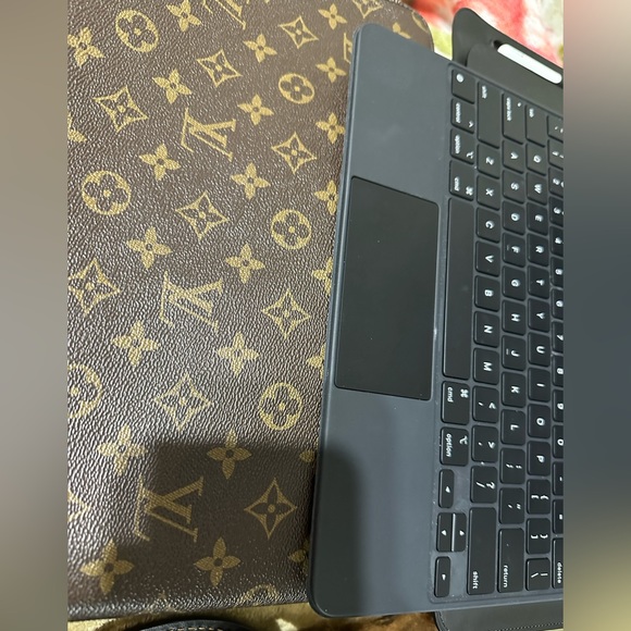 Louis Vuitton Monogram Clutch/iPad
Pro - Picture 5 of 16